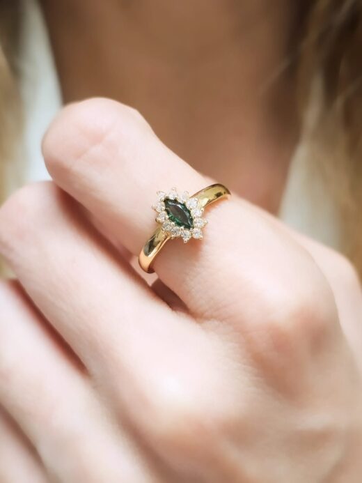 ANILLO PIEDRA OVALADA BORDE CIRCÓN
